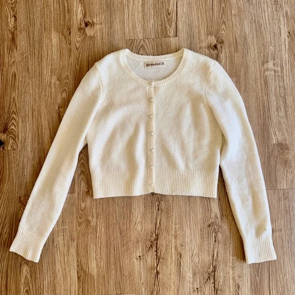 Abercrombie Pearl-Button Crewneck Cardigan Sweater in Cream- Size Medium - Picture 2 of 14